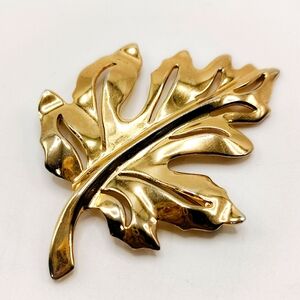 Vintage Gold Tone Maple Leaf Brooch